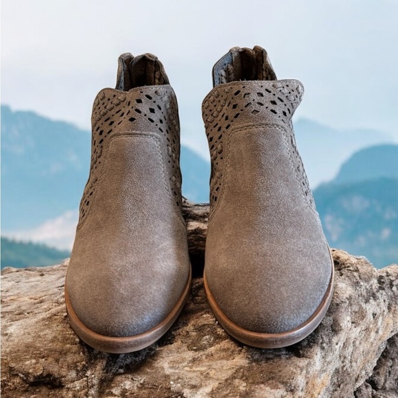 Vince Camuto tan suede leather booties. - Picture 1 of 8